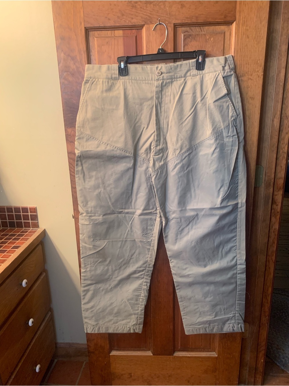 Men’s NEW NEVER WORN, AVID OUTDOORS briar pants, Great for hunting, KHAKI-TAN.